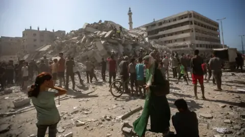 Heightened Artillery Offensive Persists in Gaza